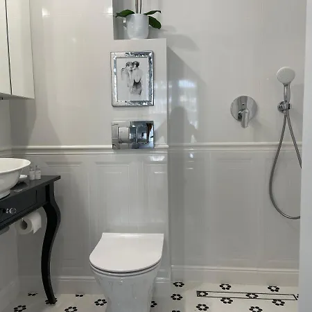 Lux New Port 公寓 *